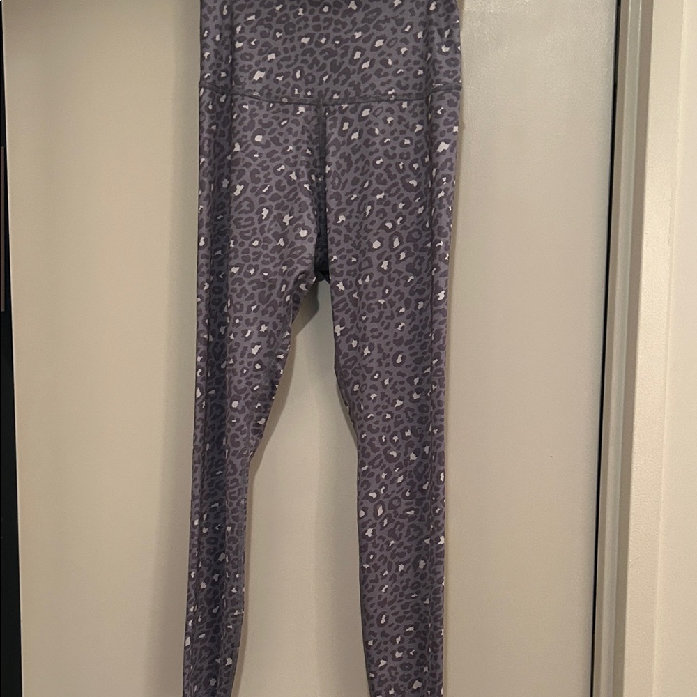 Beyond Yoga Gray Leopard Print Leggings